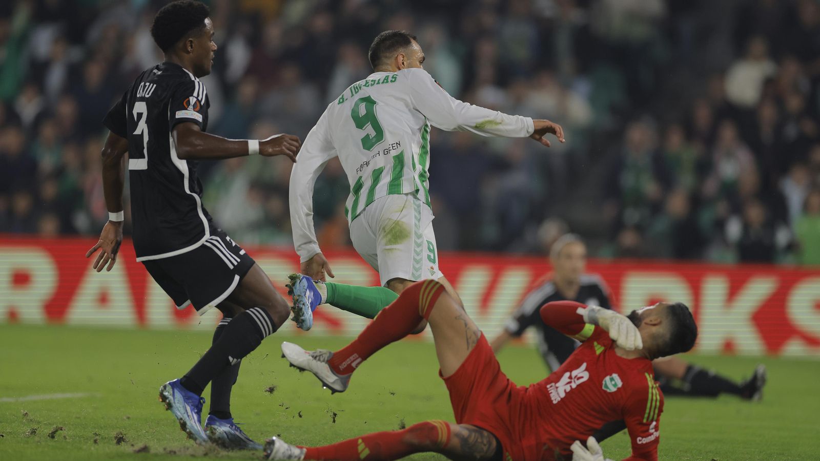Borja Iglesias remata el pase de Abner para conseguir su primer gol de la temporada.