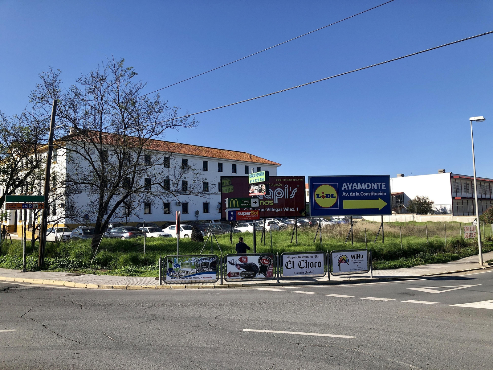 Uno de los laterales de la casa cuartel de la Guardia Civil de Ayamonte.