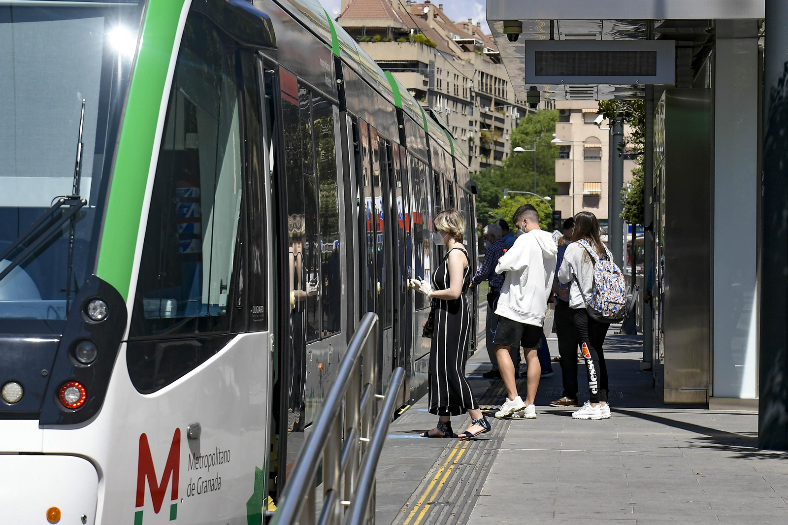Usuarios del Metro de Granada esta mañana usando sus mascarillas