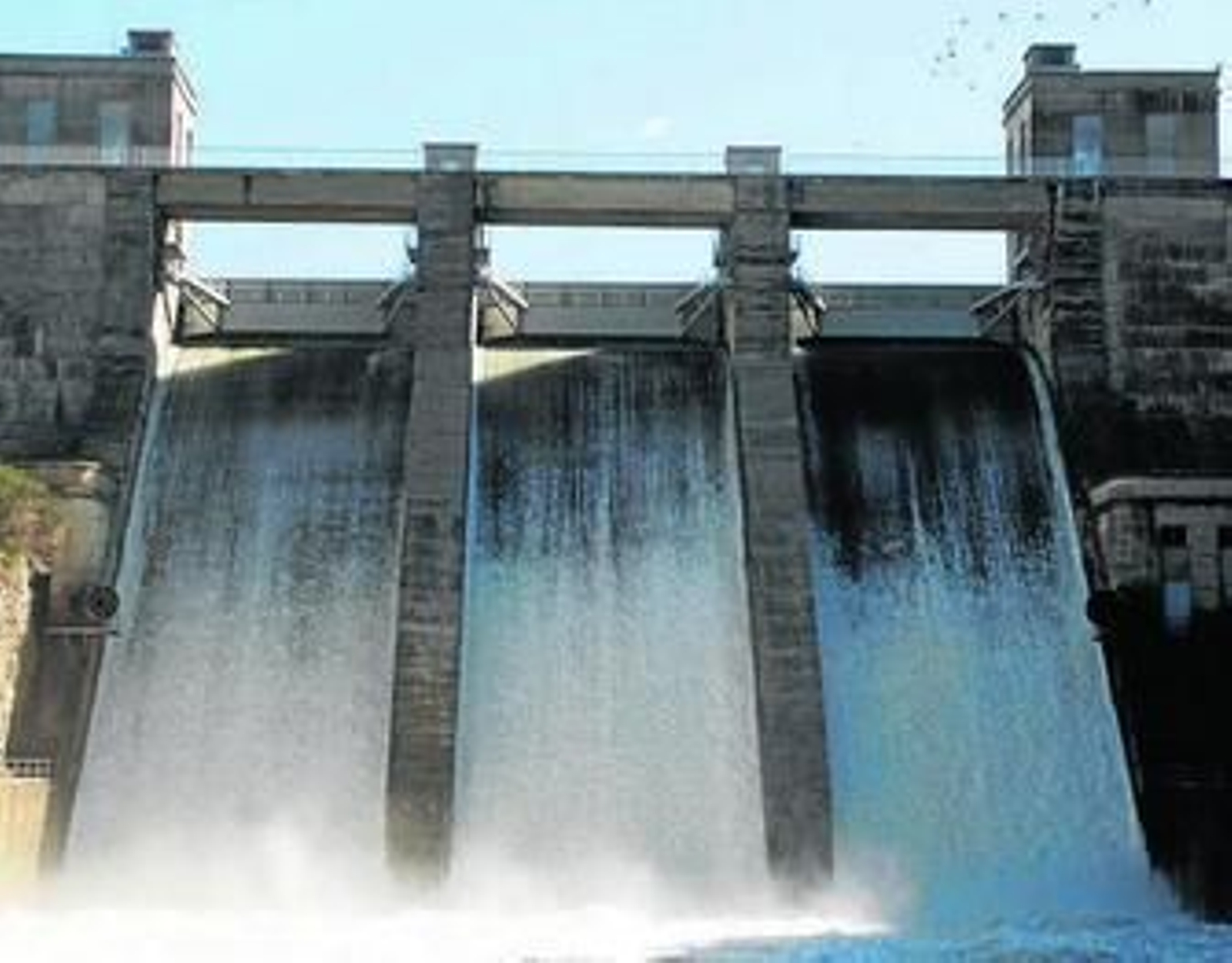 El llenado histórico de Guadalcacín está despertando el interés de muchos visitantes.