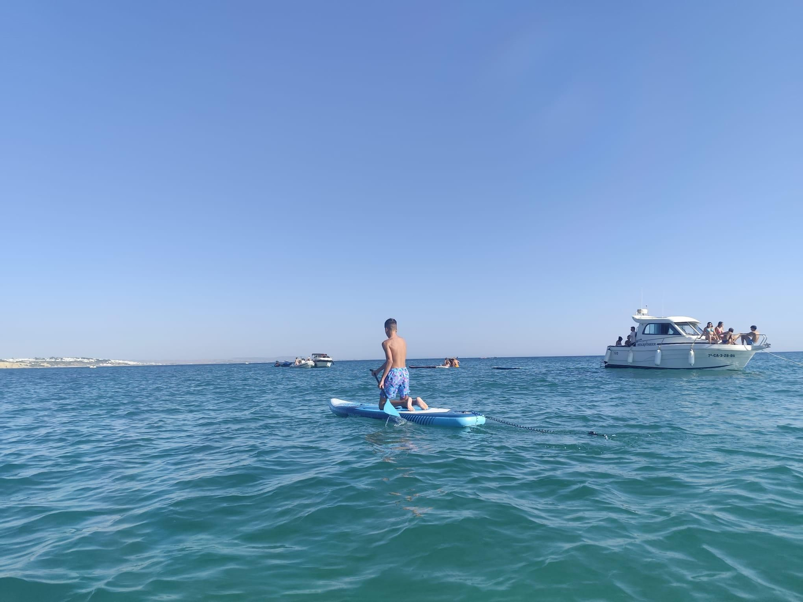 Una tarde de Paddle Surf bordeando los acantilados de Conil Una tarde de Paddle Surf bordeando los acantilados de Conil
