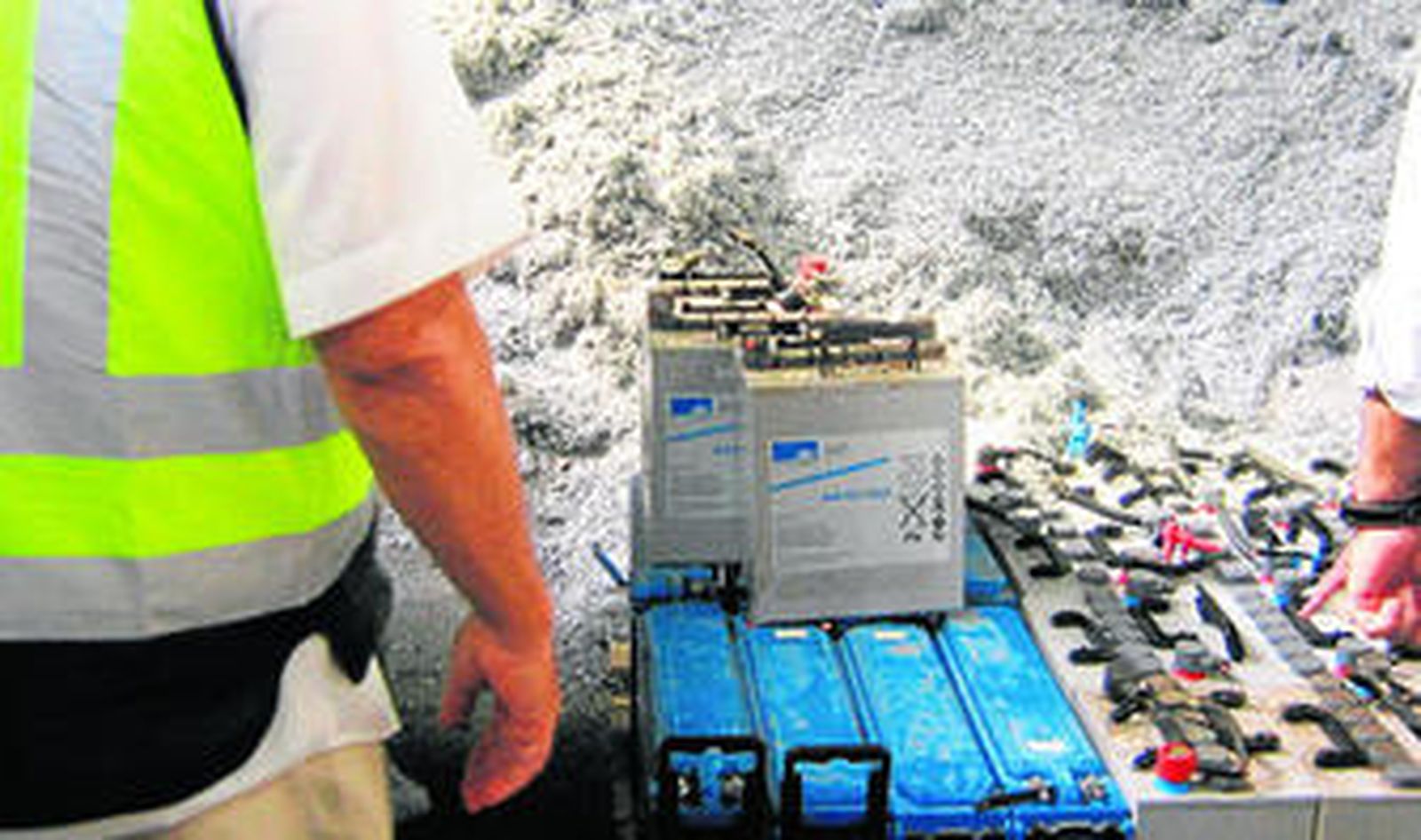 Baterías de una estación repetidora de Telefónica, sustraídas y recuperadas por la Policía Nacional en Alcalá de Guadaíra.