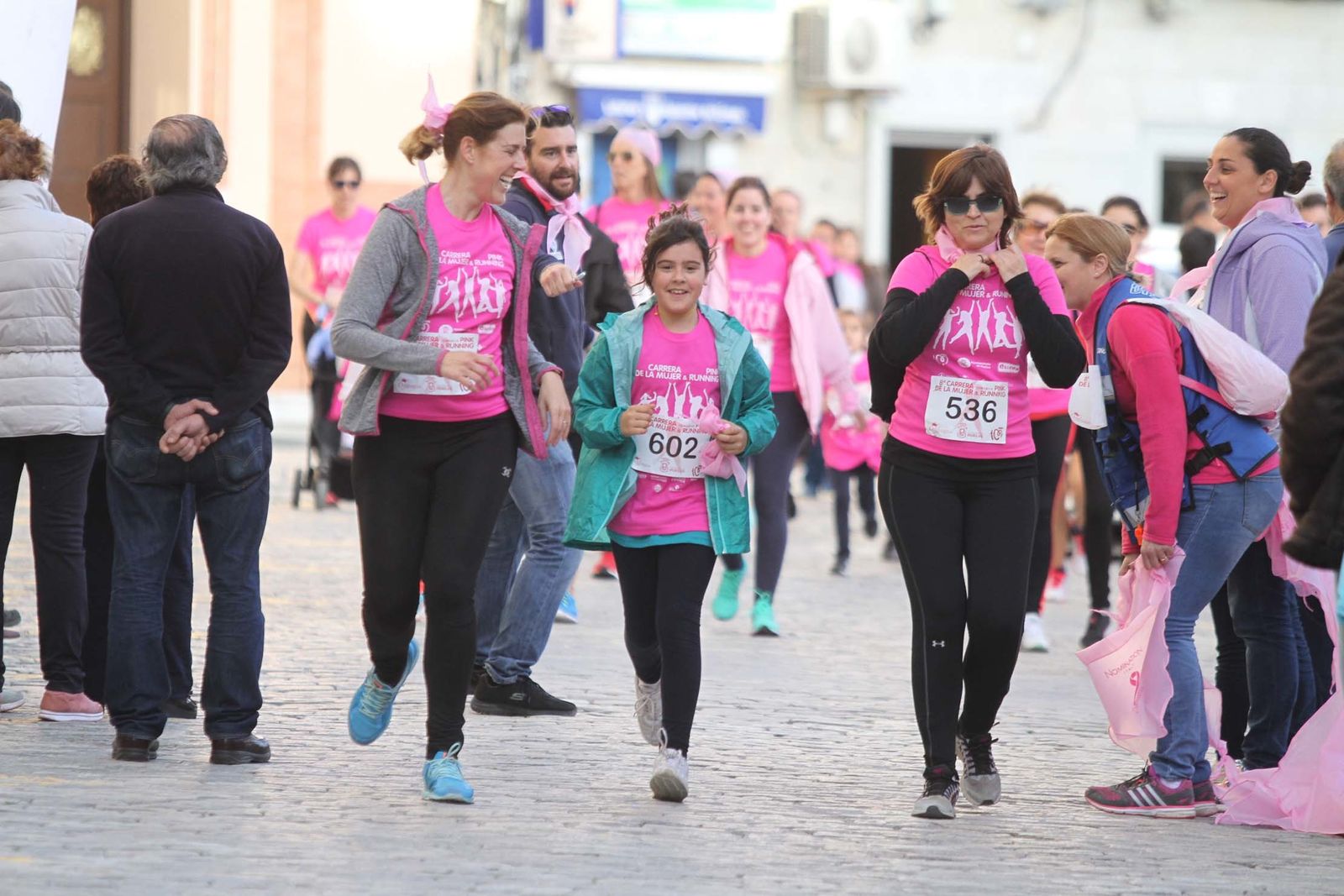 Imágenes de la Carrera contra el cáncer de mama de Huelva.