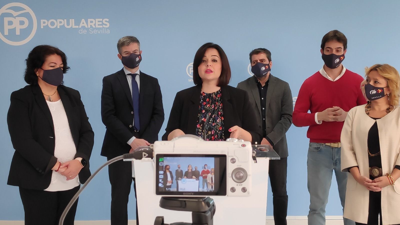 Virgia Pérez, con el grupo de representantes del PP en la Diputación, en una rueda de prensa  'online' para valorar los presupuestos de 2021.