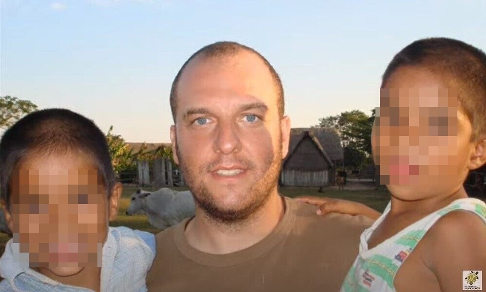 El sacerdote José Antonio Villena, con dos niños bolivarianos en un viaje al país con su fundación