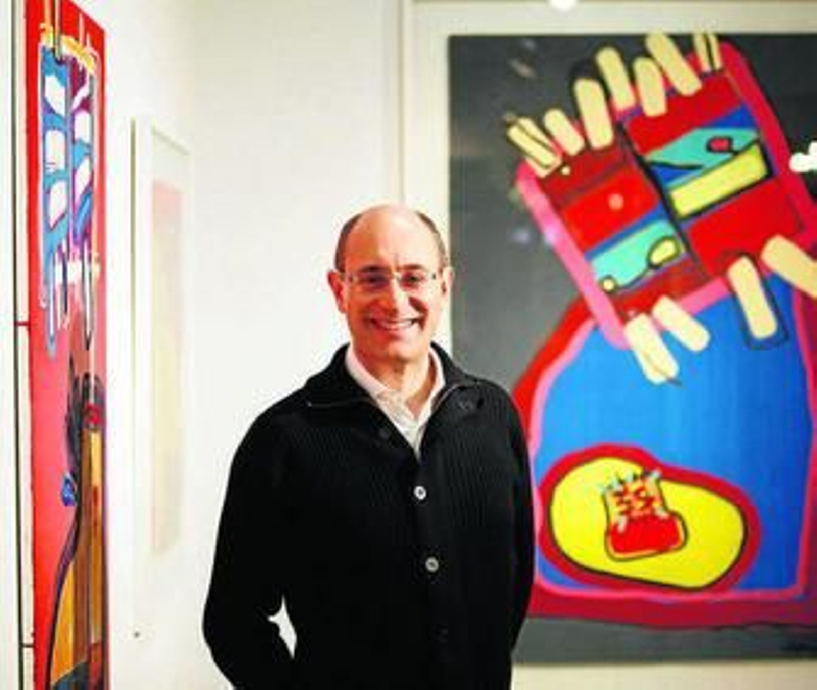 1. El artista granadino posa junto a algunas de sus obras 2. Un gran tacón es uno de los grandes protagonistas de la sala. 3 y 4. El color es fundamental en los cuadros de Pedrosa.