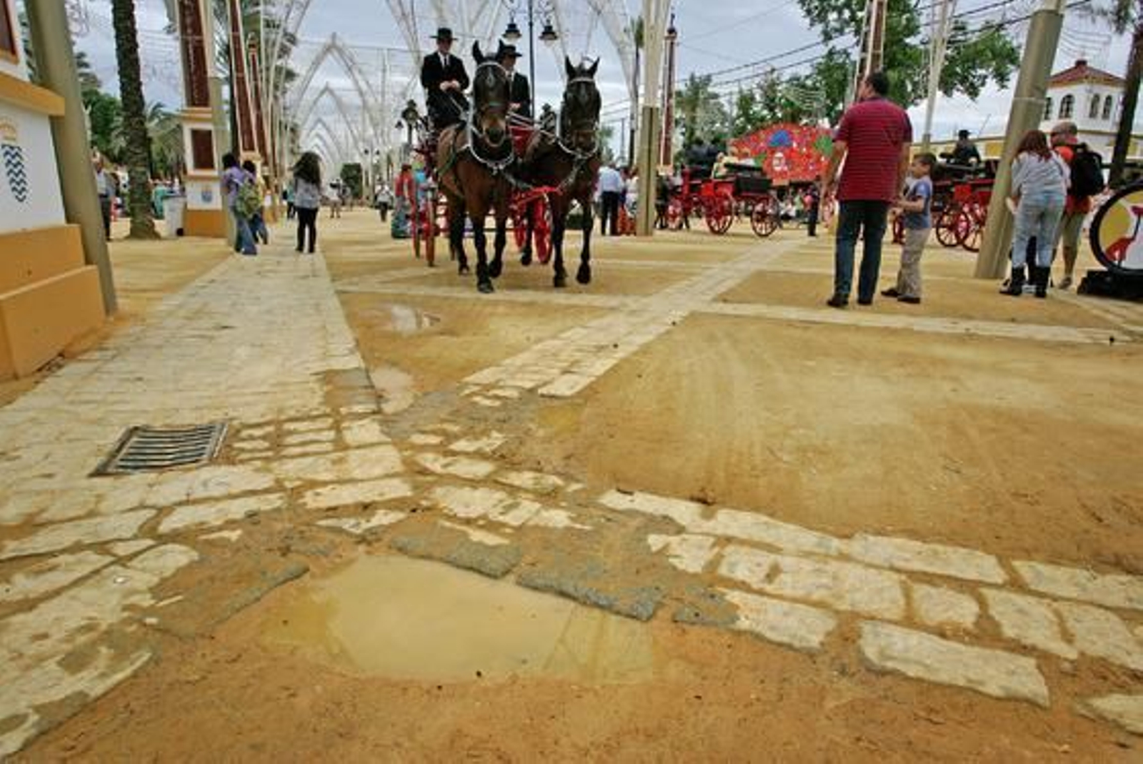 Charcos en el piso del González Hontoria, cuyo mal estado supone un peligro para feriantes y caballistas.  Foto: Pascual