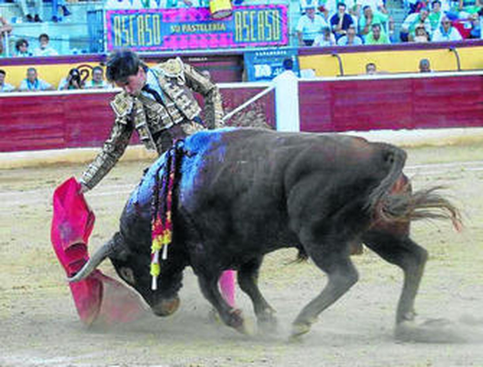 Eduardo Gallo en su faena a 'Dentreotoño', un buen toro de Albarreal.