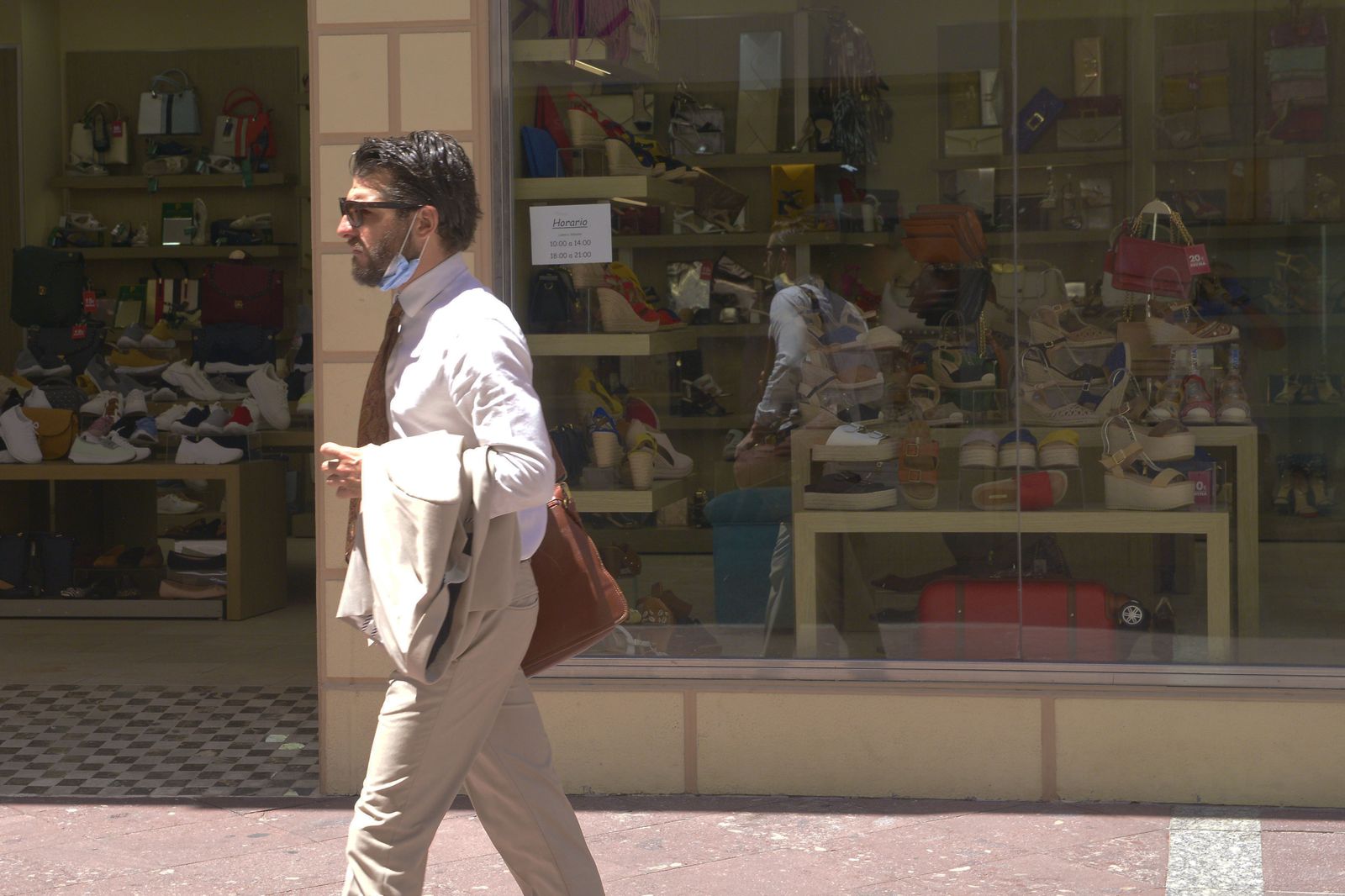 Fotos de gente con mascarillas en Algeciras