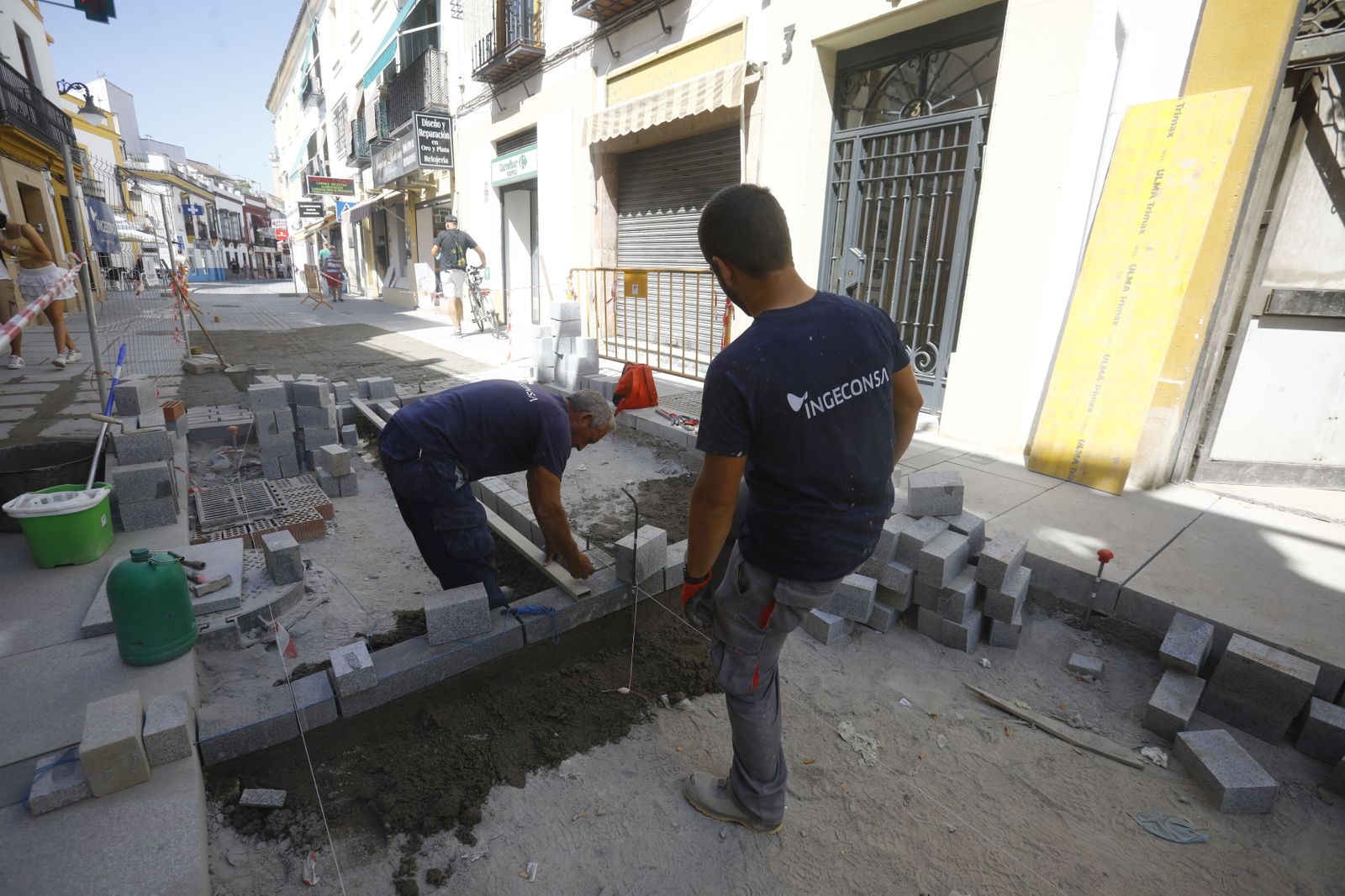 Dos obreros trabajan en la reforma integral de la zona de El Realejo.