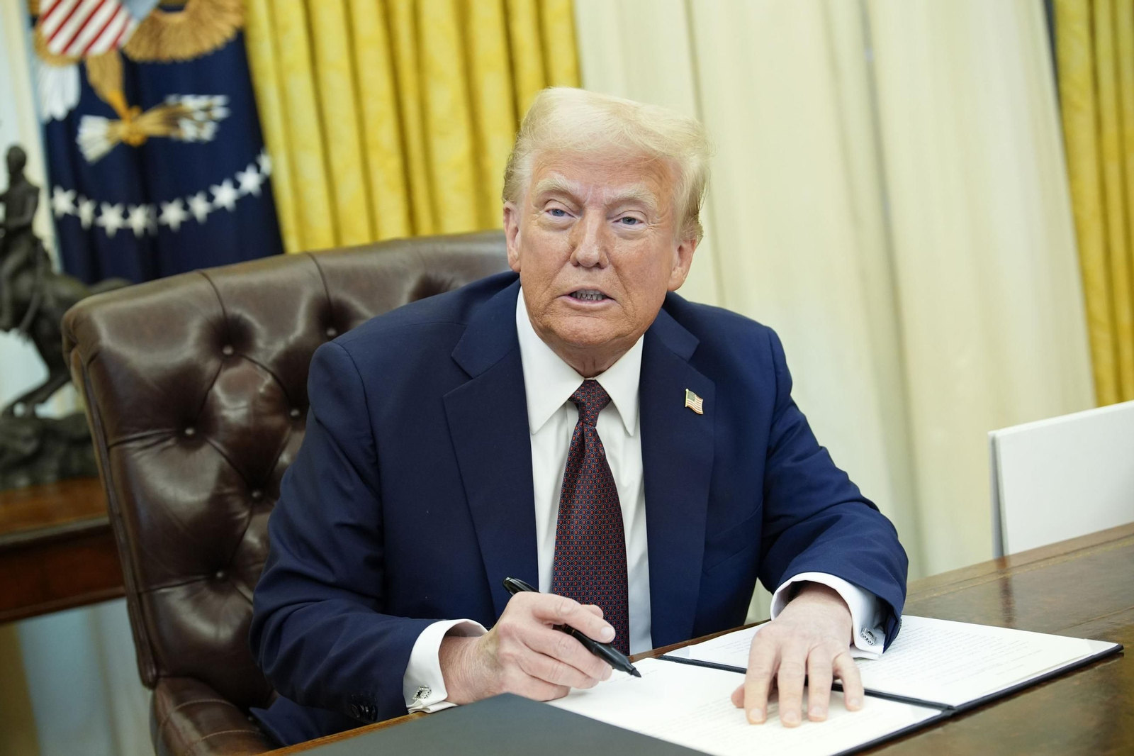 Donald Trump firma órdenes ejecutivas en la Casa Blanca. Donald Trump firma órdenes ejecutivas en la Casa Blanca.