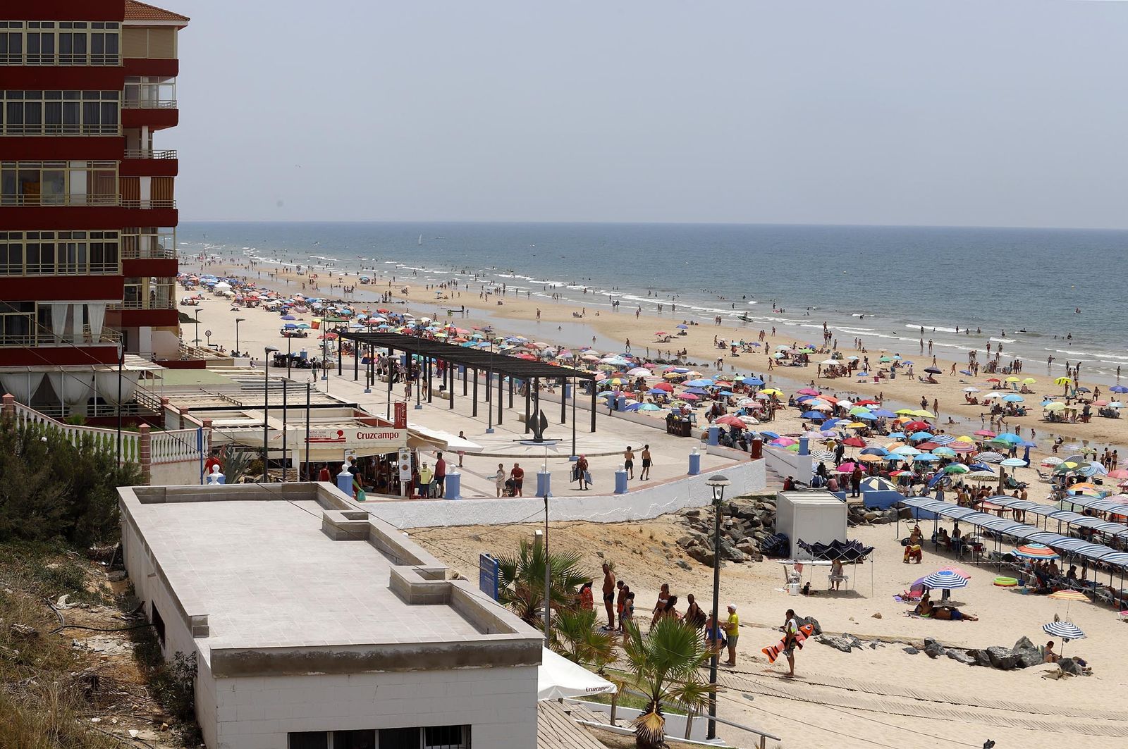 Un día en las playas de Huelva, en imágenes