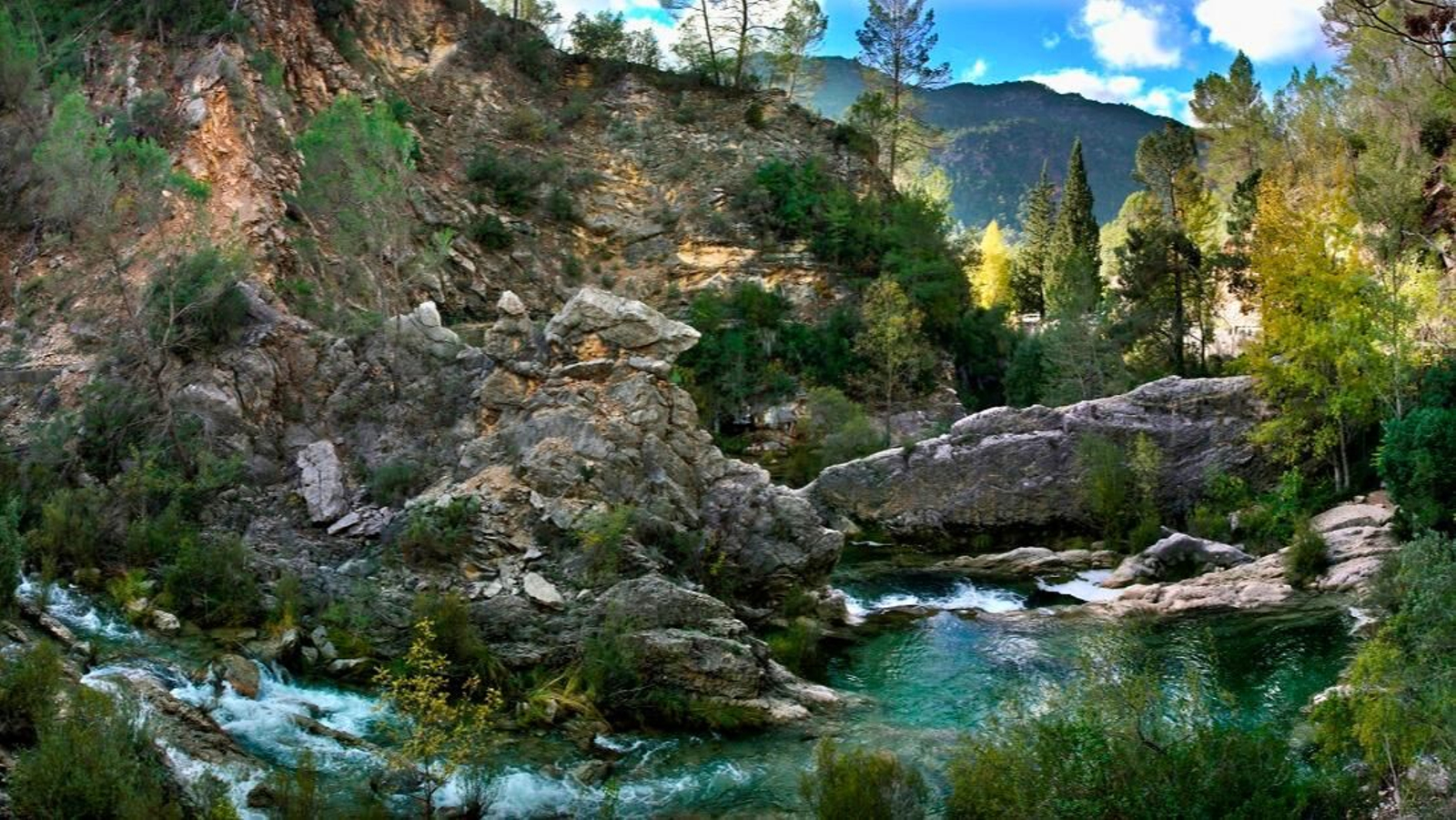 La ruta más famosa de Cazorla y una de las más conocidas de Jaén es la del río Borosa.