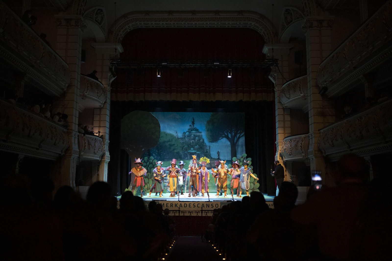 Imágenes de la actuación de la comparsa de Villalba del Alcor y Paterna  'Un mundo nuevo' en el Carnaval Colombino