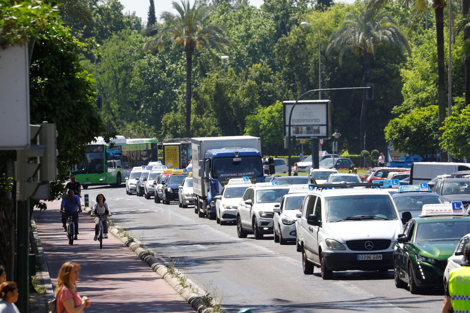 La protesta de las autoescuelas de Córdoba, en imágenes