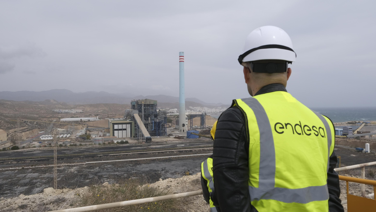 El derribo de la Torre Litoral de Endesa en Carboneras, en imágenes