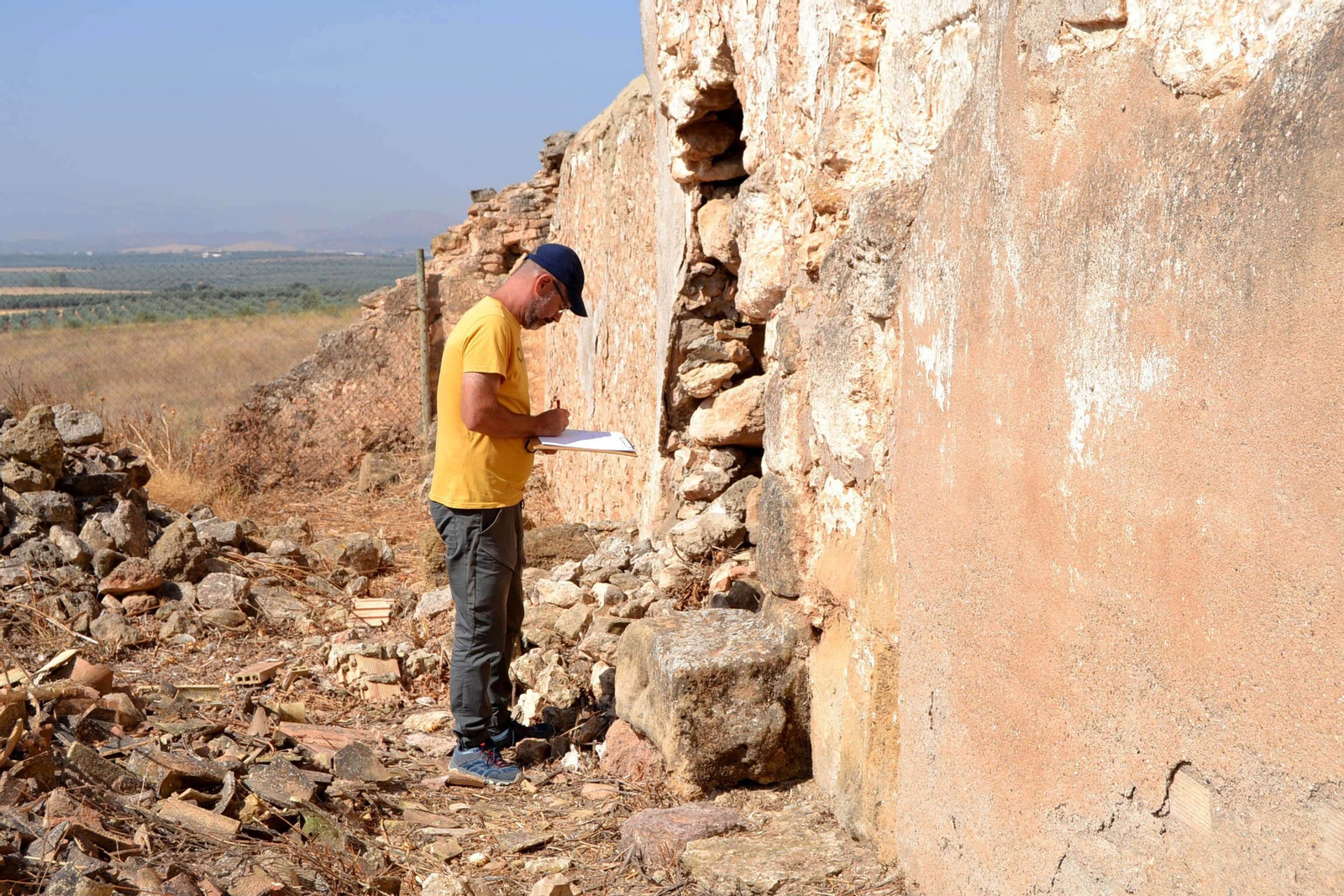 Investigadores durante su trabajo en el Cortijo las Mezquitas.