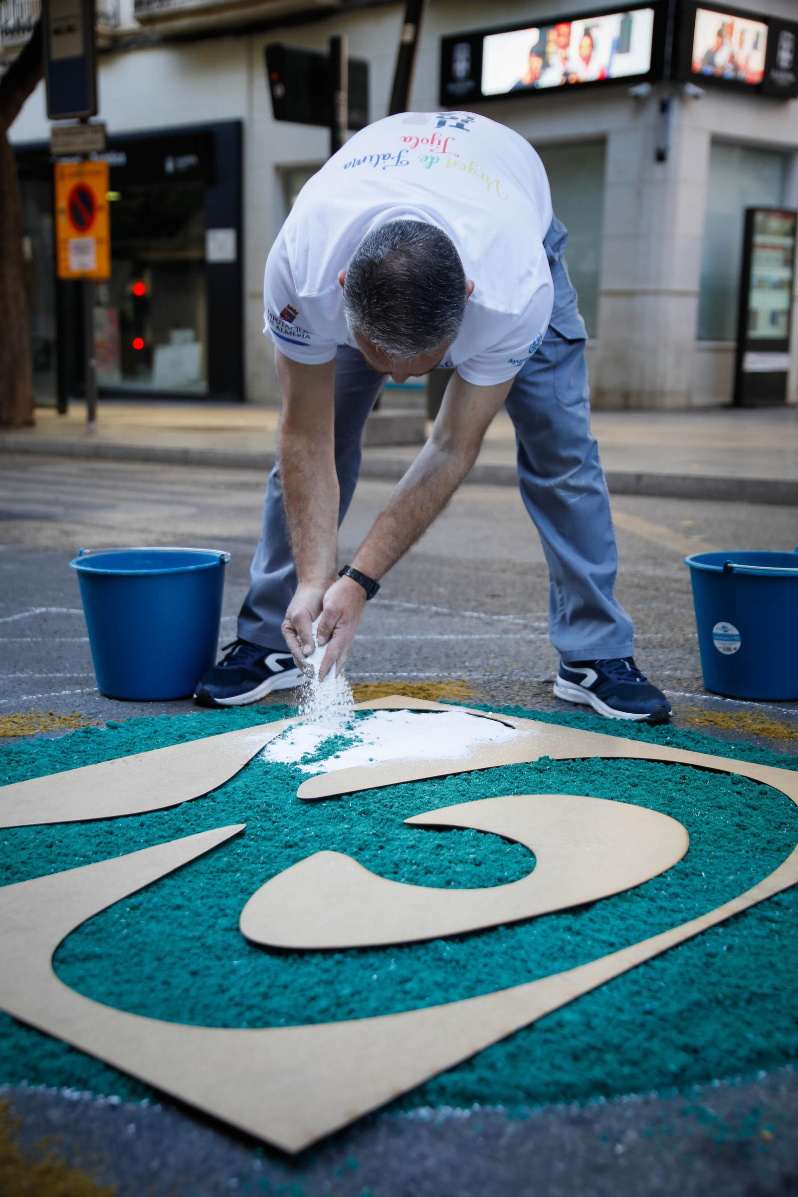Así es la alfombra de serrín de 60 metros en el Paseo de Almería, en imágenes.