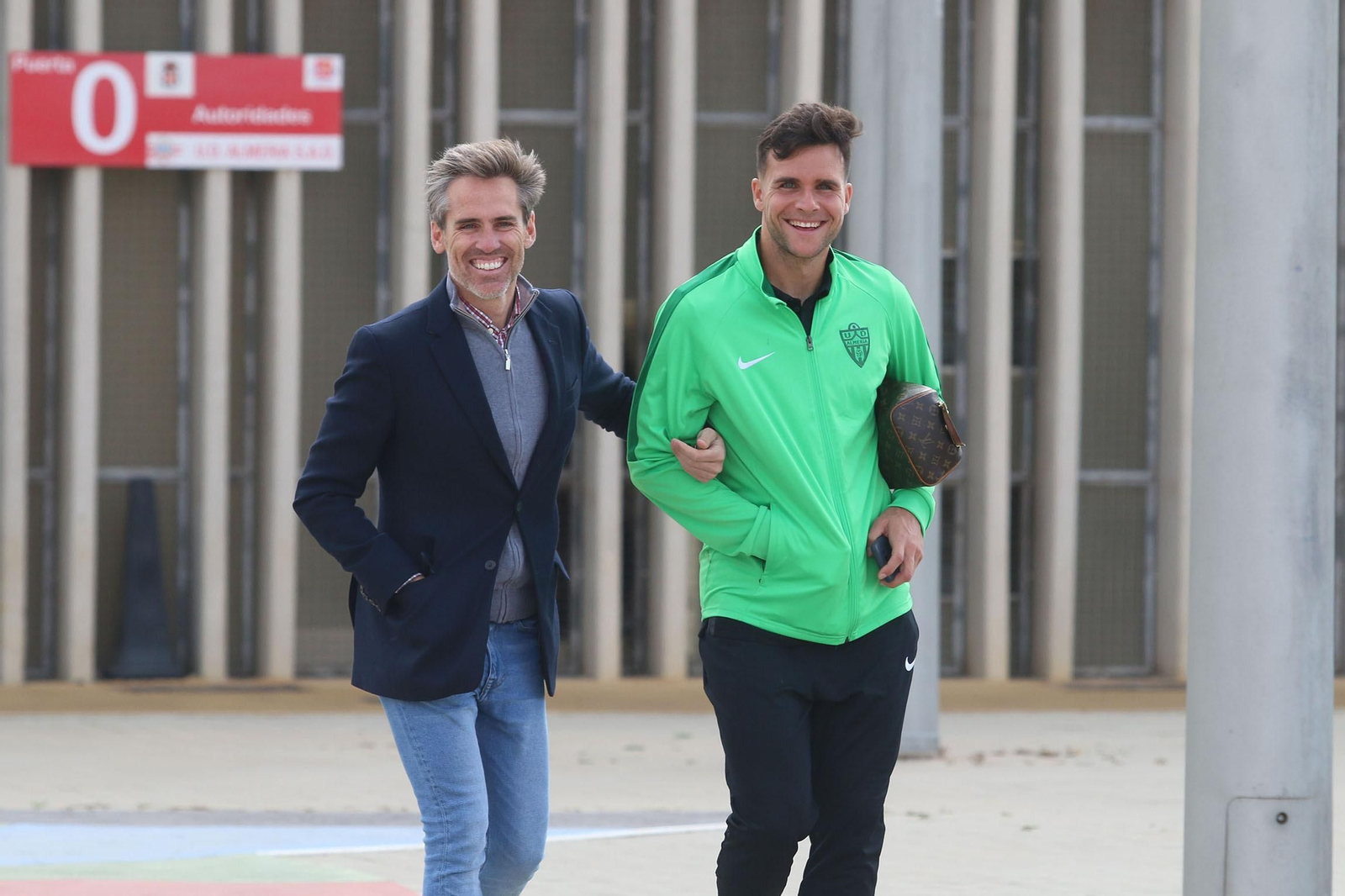 Fotogalería de la salida del Almería y el Almería Genuine hacia sus respectivos partidos.