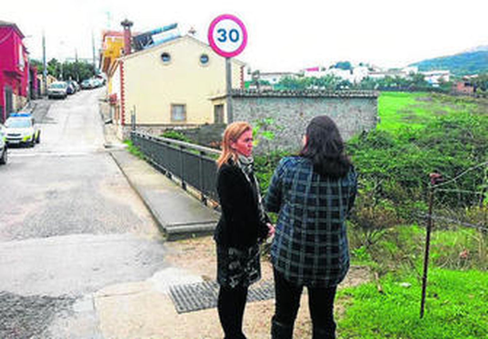 Eva Pajares, junto al puente de acceso a Los Guijos.