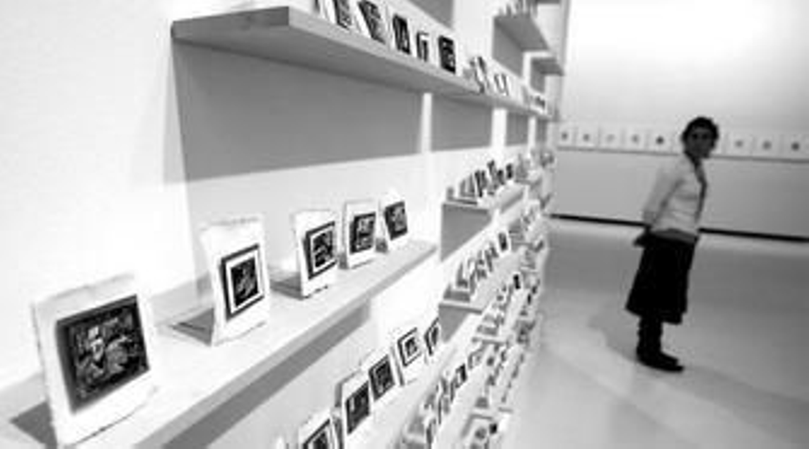 1. Una serie de monotipos reconstruyen la obra que Tracey rompió a mazazos tras un aborto. 2. Detalle de  una montaña rusa de madera y metal reciclado. 3. Tracey abstraída en la rueda de prensa celebrada ayer en el CAC.