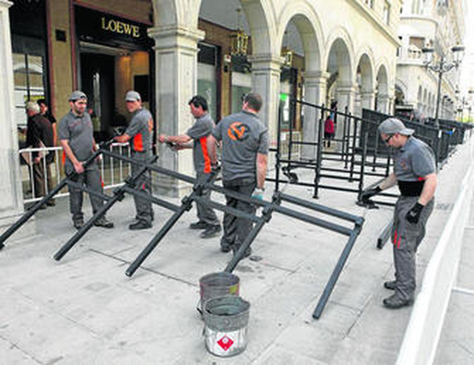 Los operarios dejaron instalados ayer un buen número de módulos en uno de los laterales de la calle.