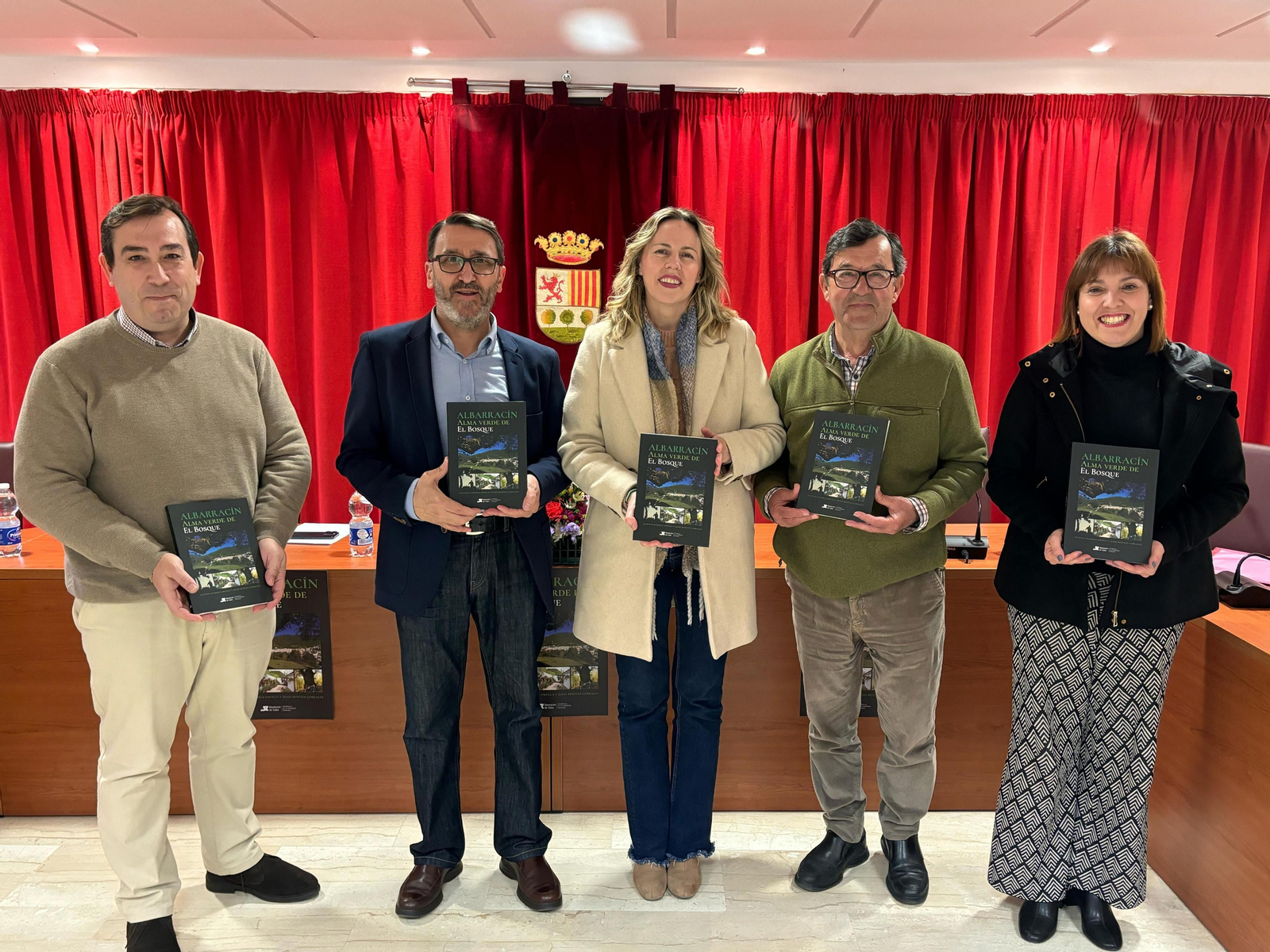 Rubén Corrales, alcalde de El Bosque; Jesús Benítez; Vanesa Beltrán, diputada de Cultura; Antonio Ramírez; y Alicia León, concejala de Cultura.