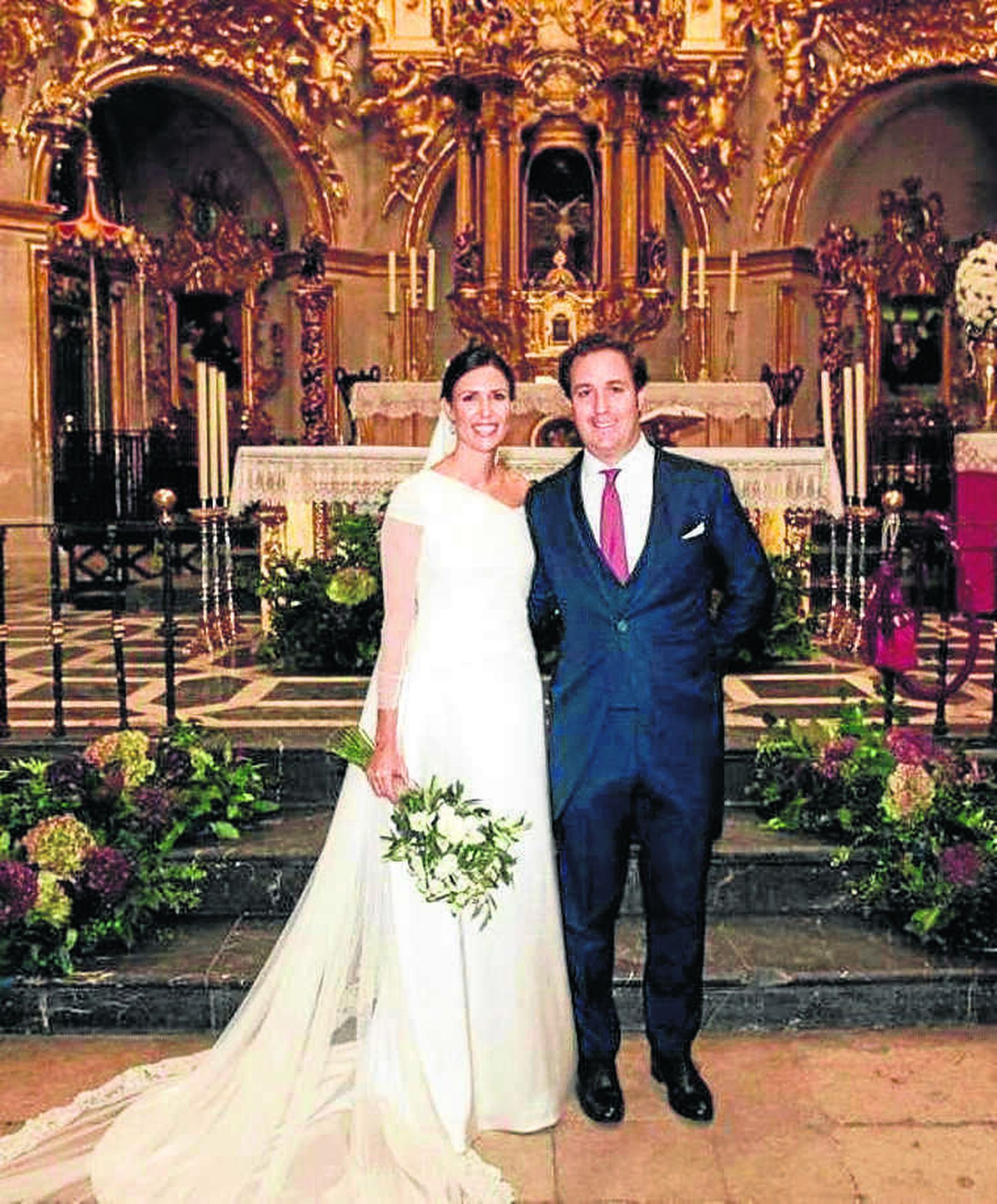 Juan Pemán Guardiola y Rocío Pérez-Hickman Barceló, tras finalizar la ceremonia religiosa.