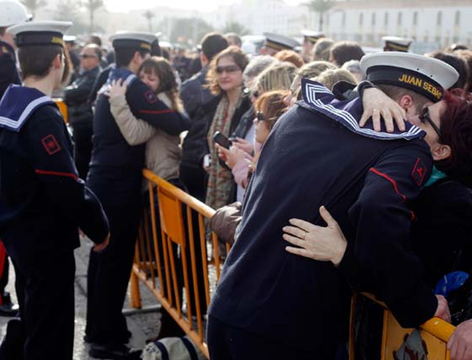 El Buque Escuela de la Armada 'Juan Sebastián de Elcano' sale de los muelles de Cádiz para iniciar su LXXXII crucero de instrucción

Foto: Jesus Marin