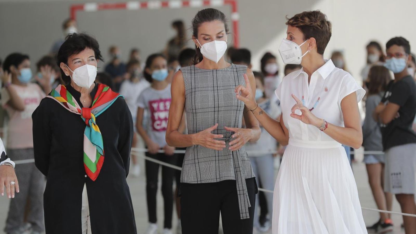Doña Letizia entre la ministra de Educación y la presidenta navarra