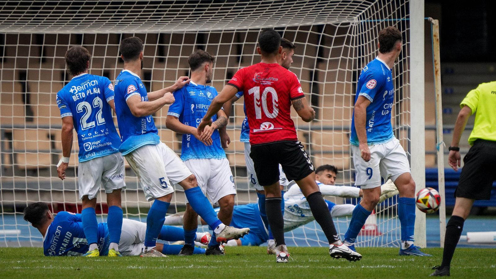 Matías Ramos despeja una falta en el partido contra el Cartaya.