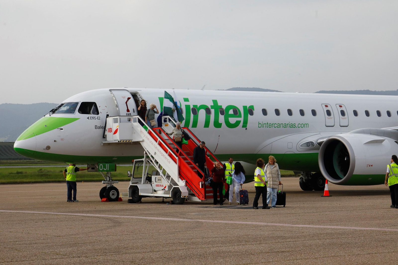 El aeropuerto de Córdoba recibe el primer vuelo de Binter desde Canarias, en imágenes