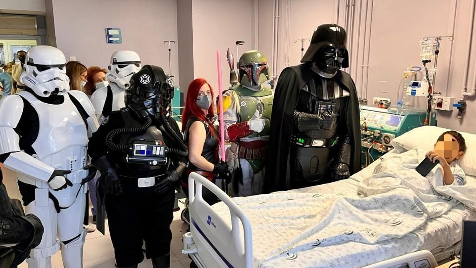 La saga de 'Star Wars' visita el hospital Virgen del Rocío
