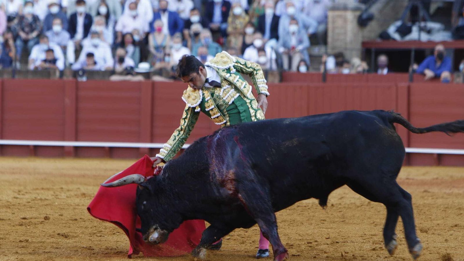 Perera con el segundo toro de la tarde.