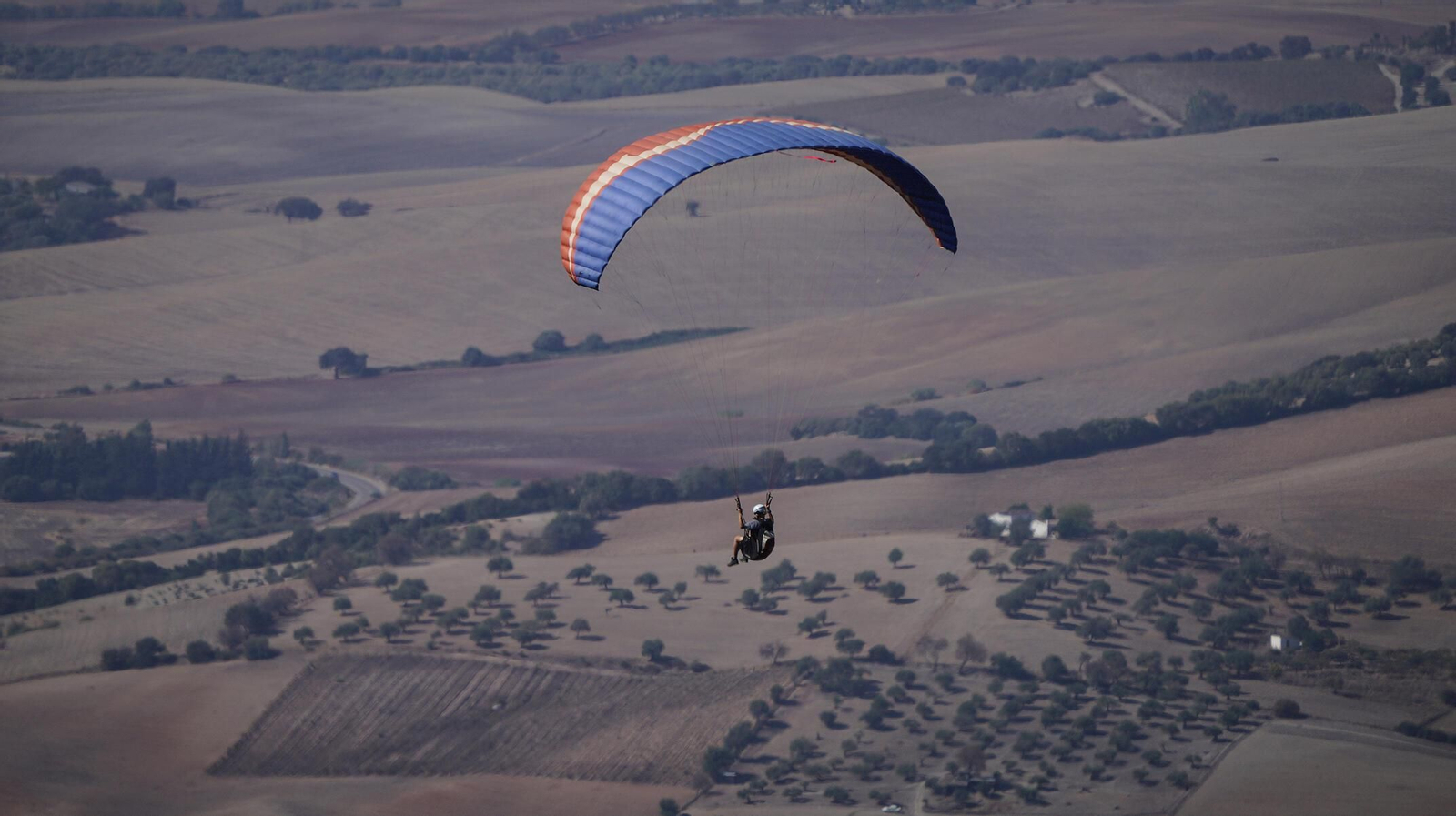 Un parapentista disfrutando de los cielos de la Sierra