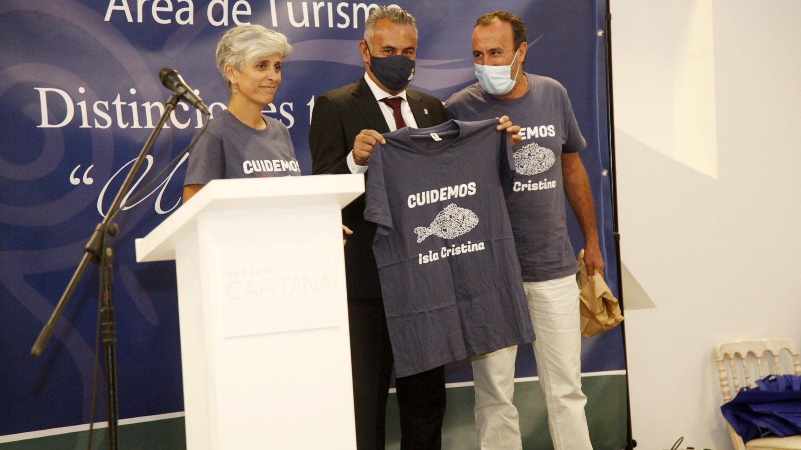 'Cuidemos Isla Cristina' regaló al alcalde una camisa de dicha Asociación