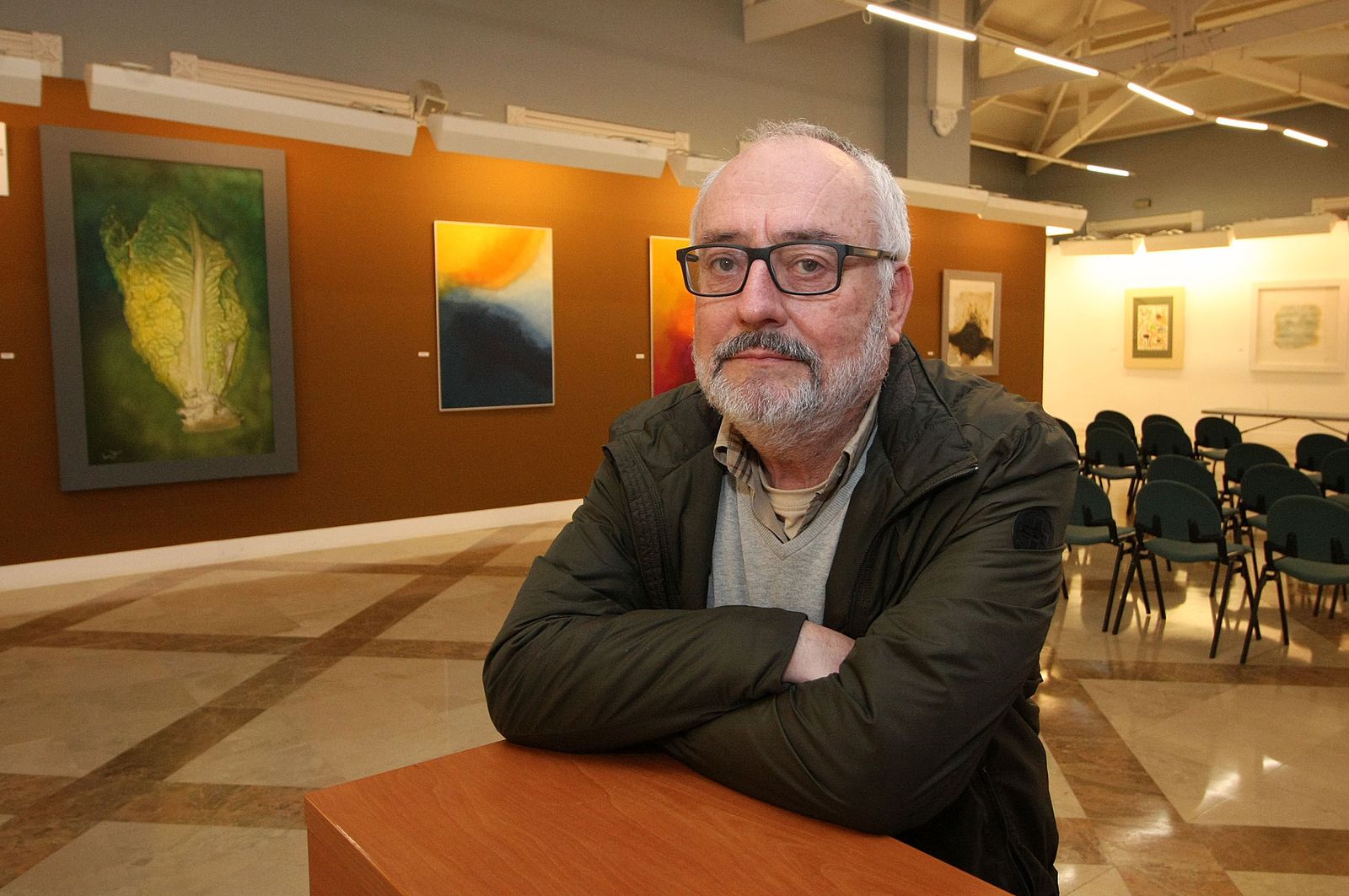 El artista Javier Iglesias, junto a algunas de sus obras expuestas en el Salón Iberoamericano de la Casa Colón.