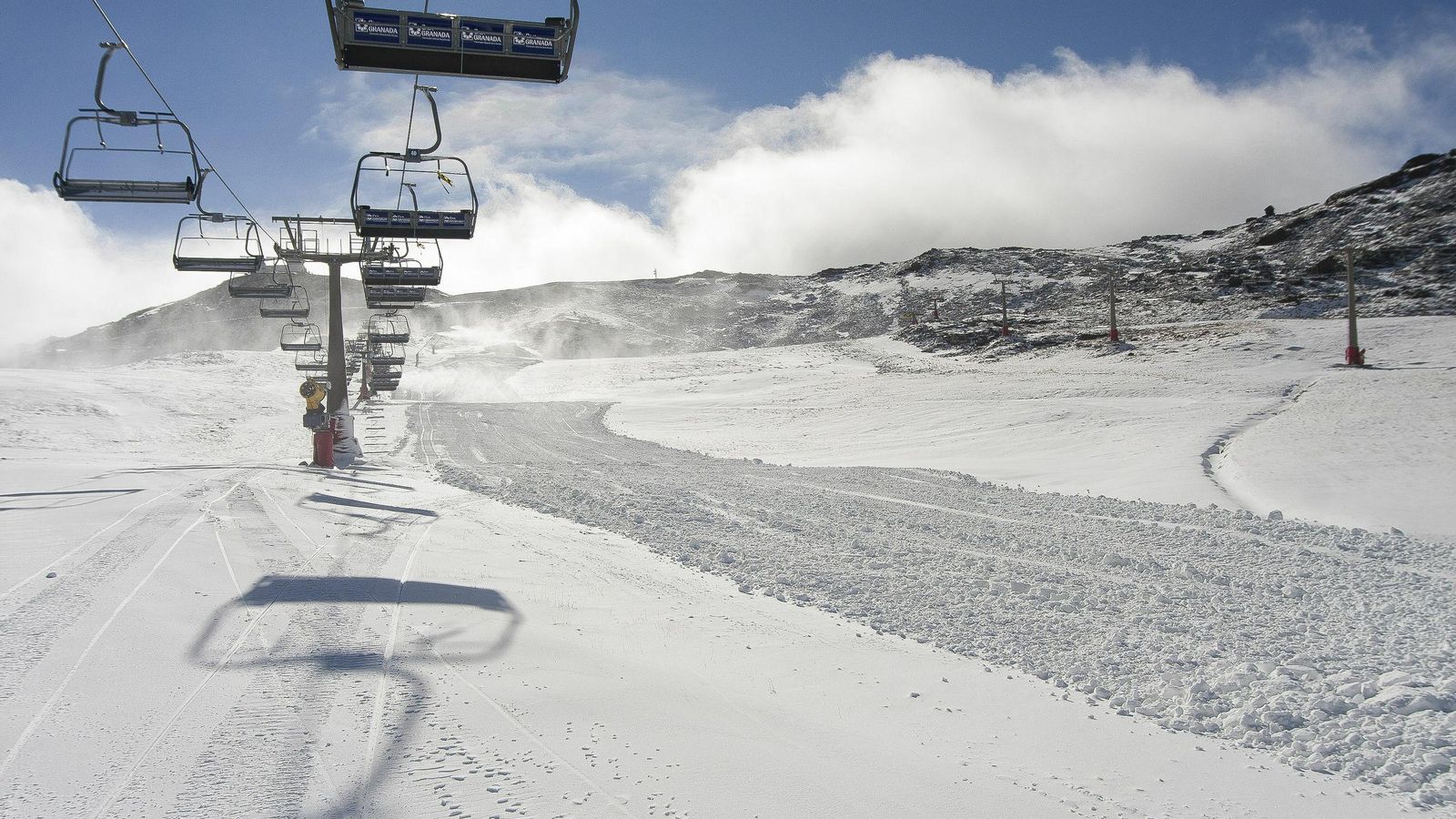 El telesilla Borreguiles, antes del comienzo de una temporada