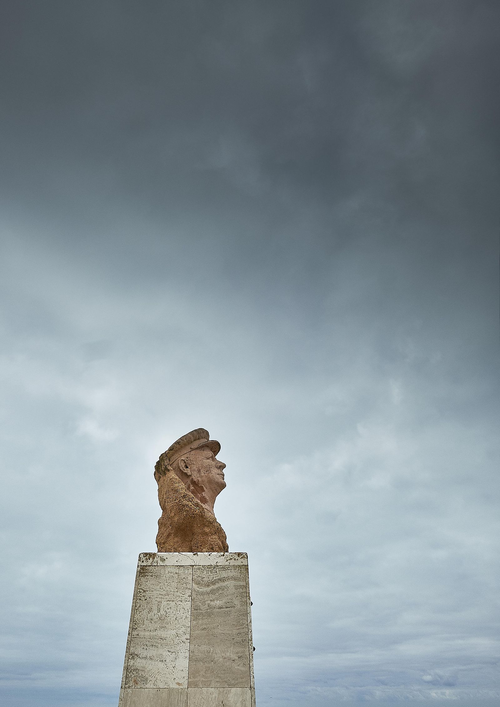 El busto de Paco Alba, junto a la playa de La Caleta.