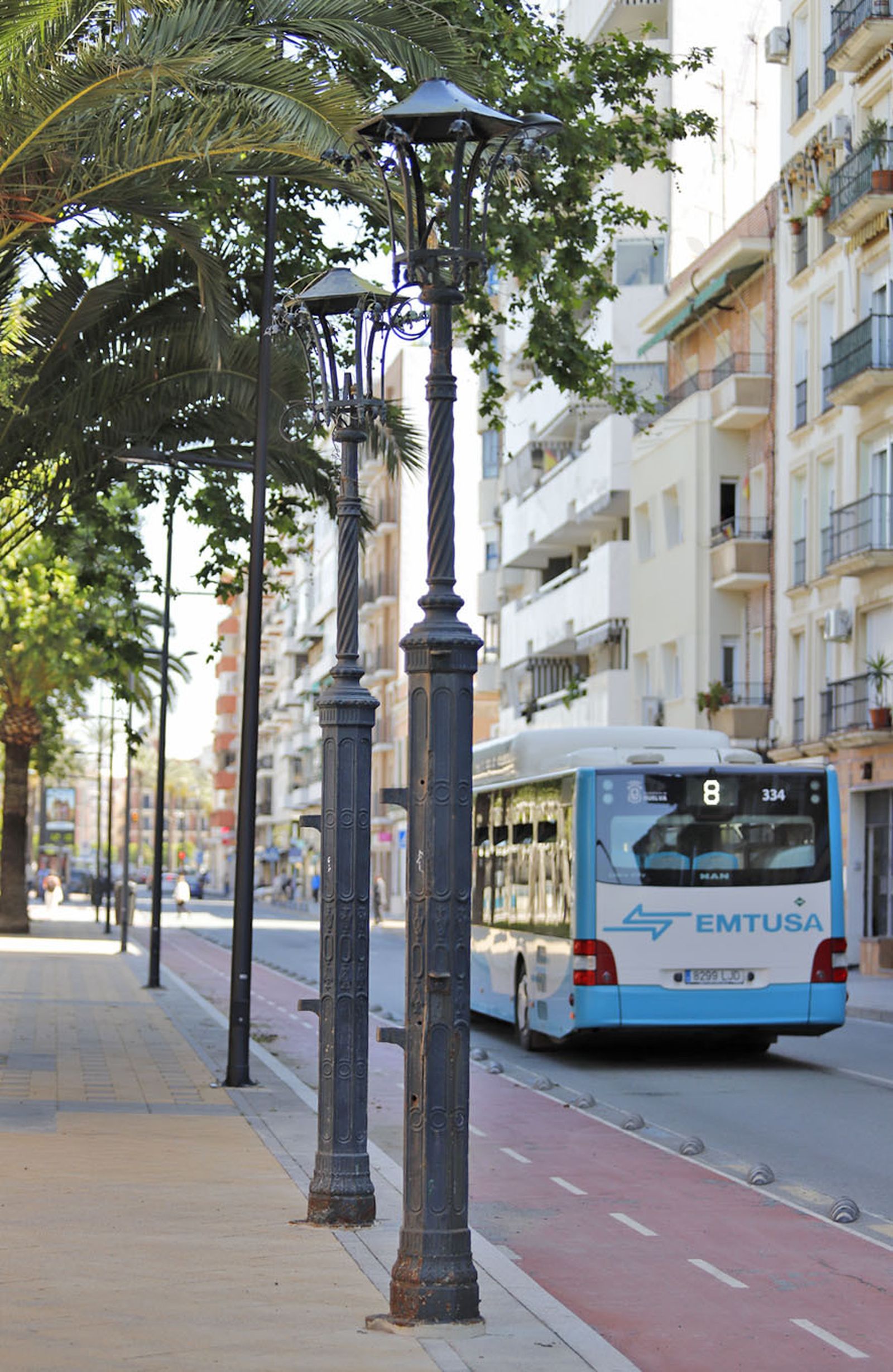 Farolas de las Antiguas oficinas de la línea Huelva-Zafra, hoy delegación de Turismo de la Junta