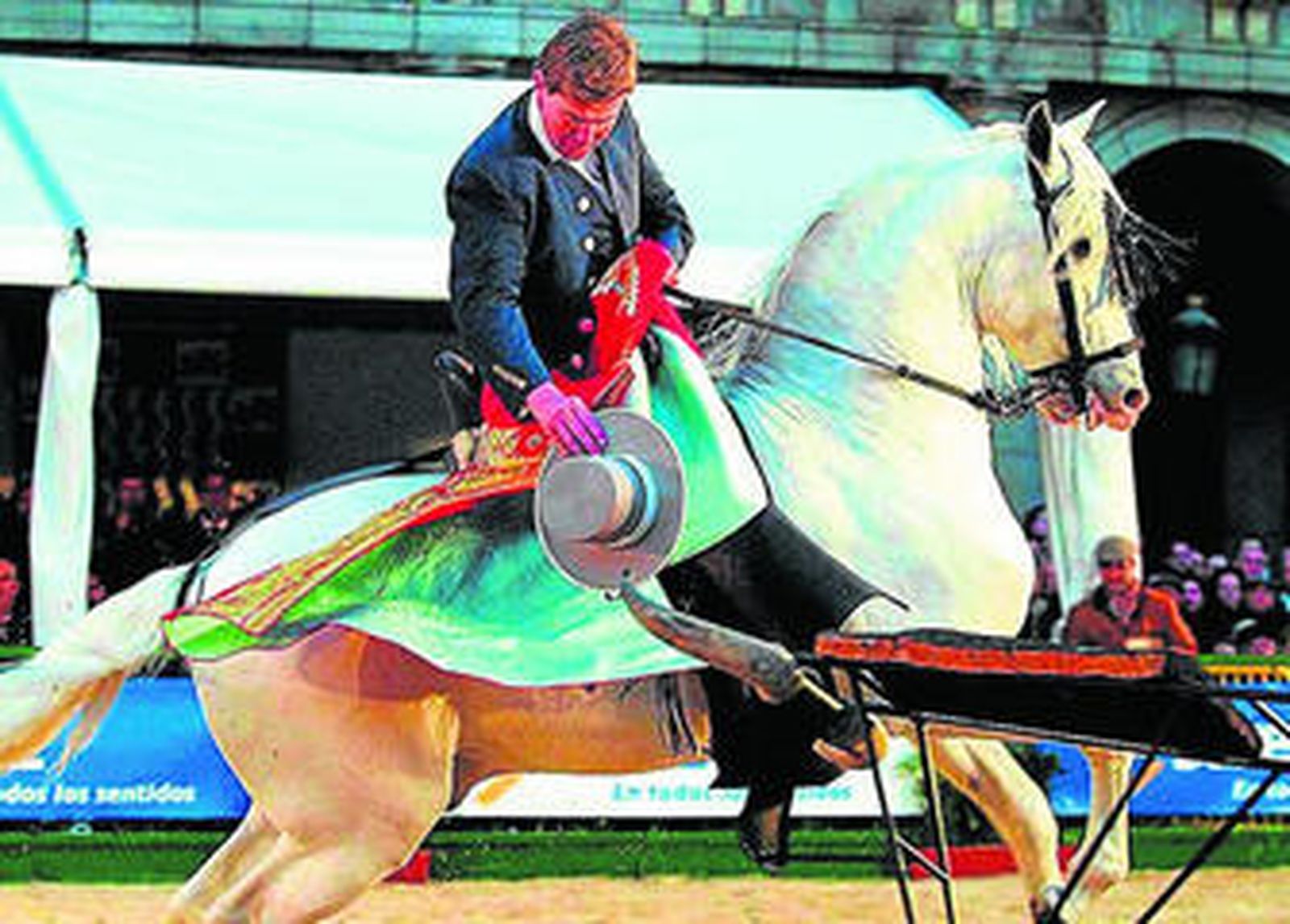 Fermín Bohóquez Domecq, con uno de los caballos de la cuadra.