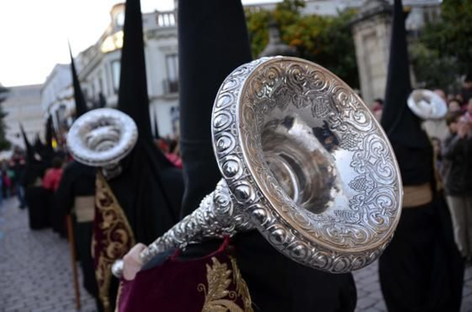 Los hermanos de Las Angustias que portan las trompetas se dirigen hacia la calle Higueras desde la plaza a la que su titular da nombre.

Foto: Manuel Aranda