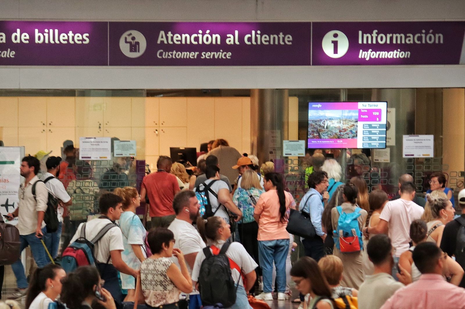 Así es el ambiente en la estación de Málaga este martes tras la cancelación de trenes.