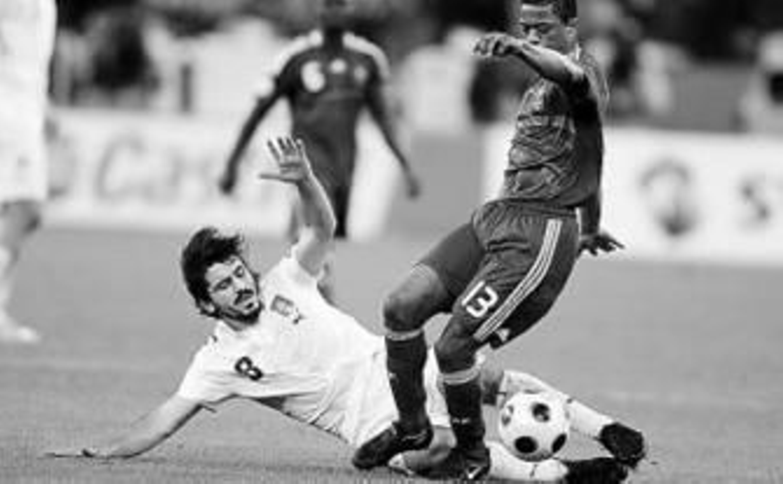 El italiano Gattuso realiza una fuerte entrada sobre Evra.