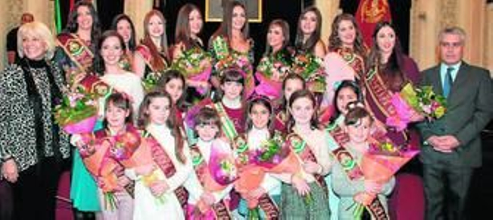 Una joven recoge pestiños en uno de los mostradores habilitados por la peña Los Dedócratas.