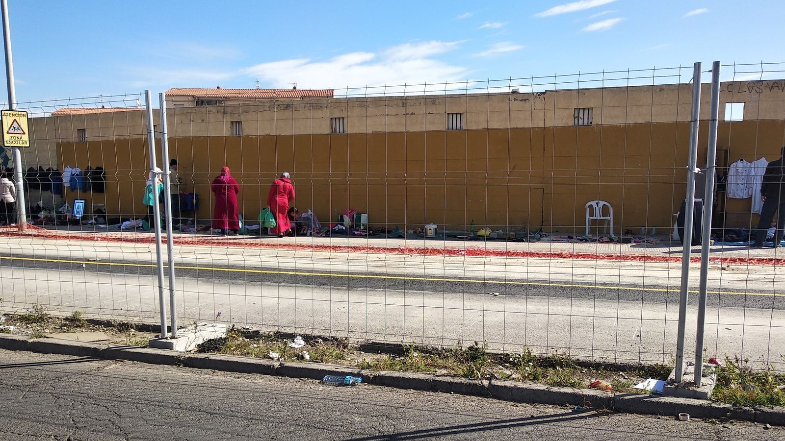 Vendedores y clientes son mayoritariamente inmigrantes residentes en el barrio