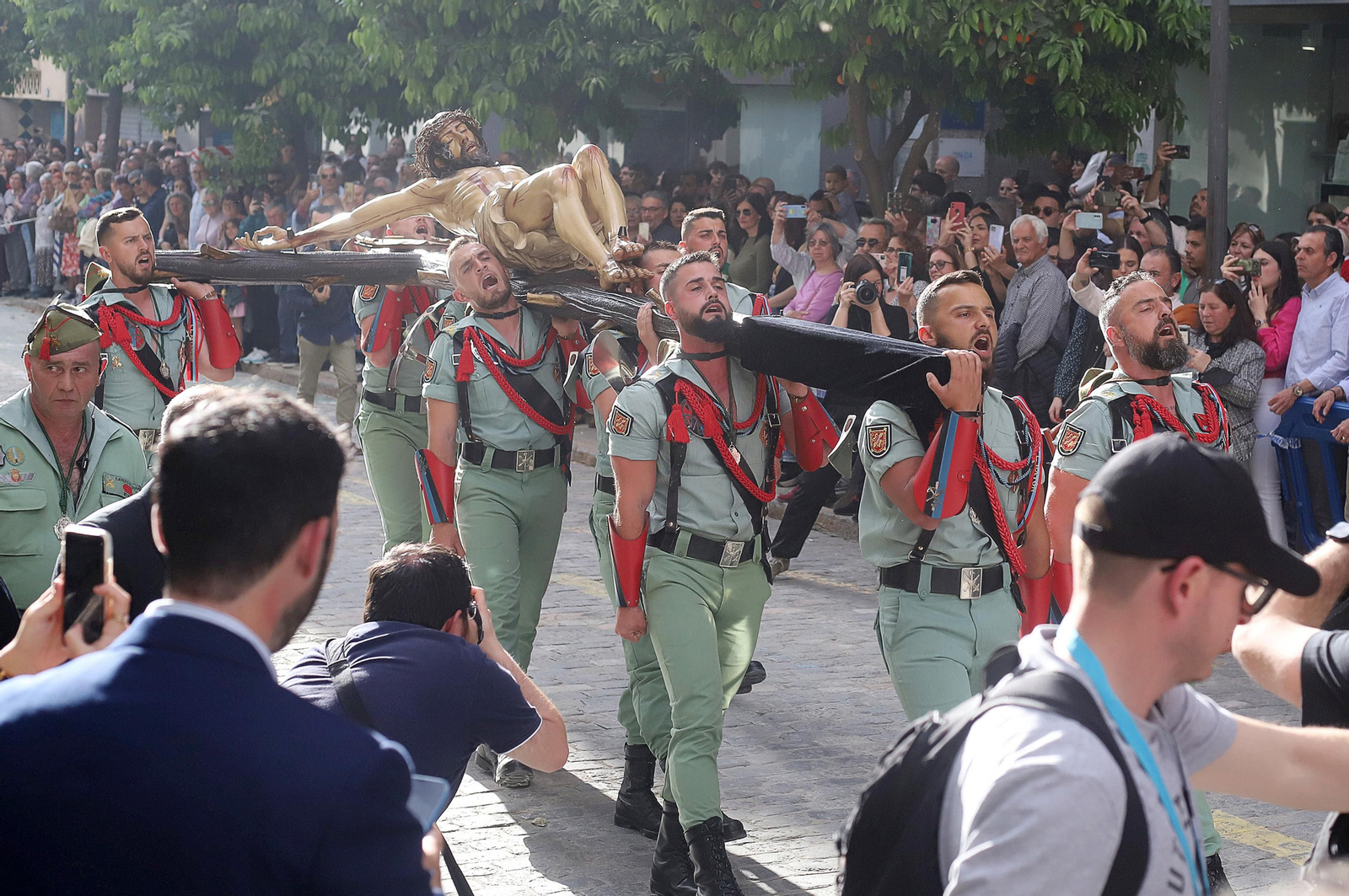 Sábado de Pasión: Imágenes de La Legión con el Cristo de la Vera+Cruz