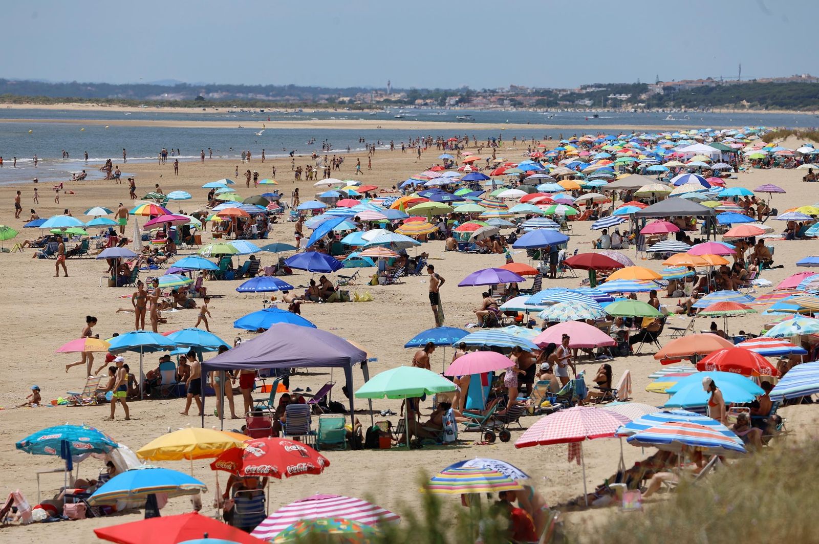 Imágenes del ambiente en las playas de Matalascañas, La Bota y Mazagón durante la mañana del domingo