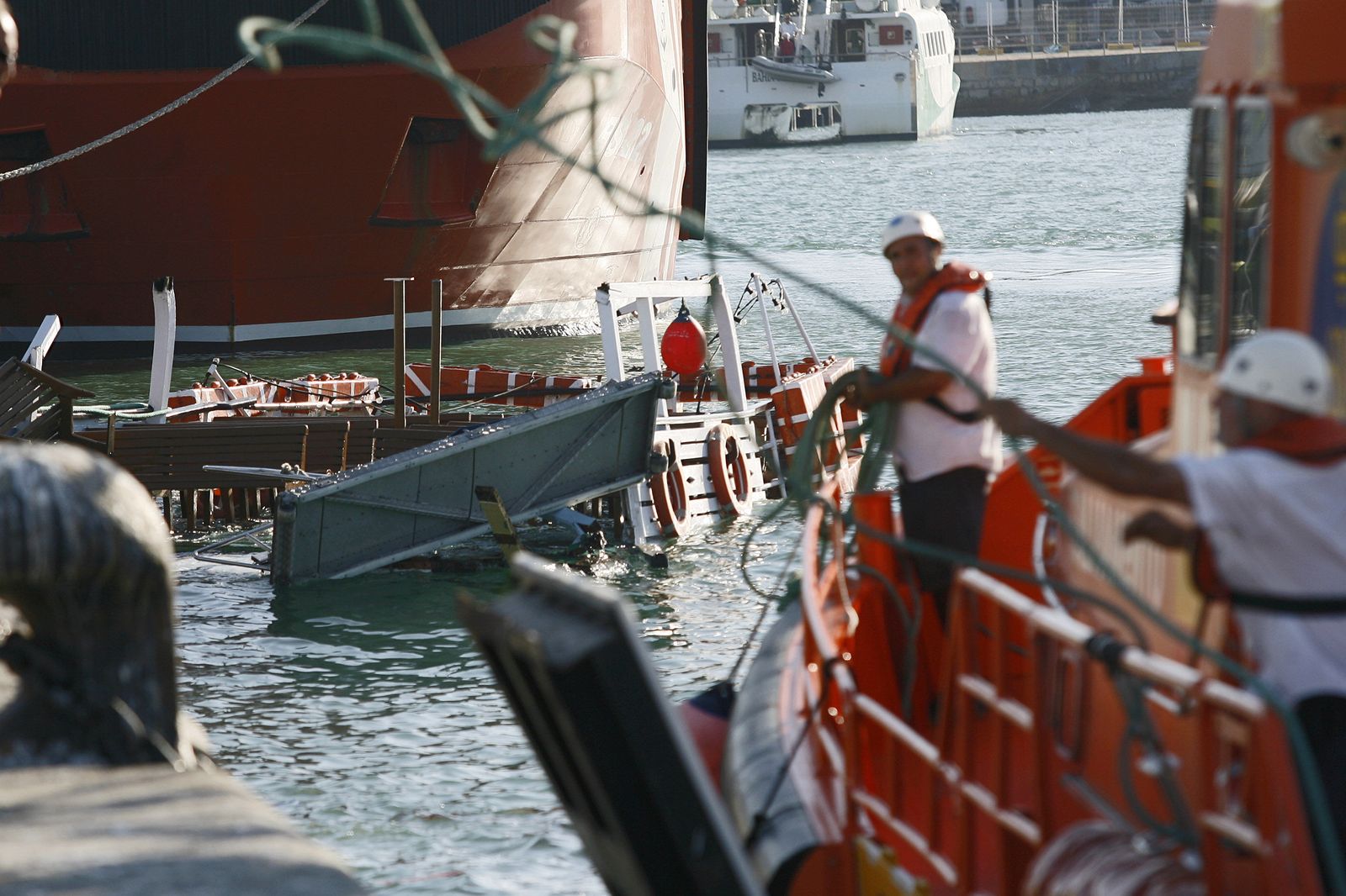 Así fue el espectacular hundimiento del Vaporcito del Puerto en el muelle de Cádiz