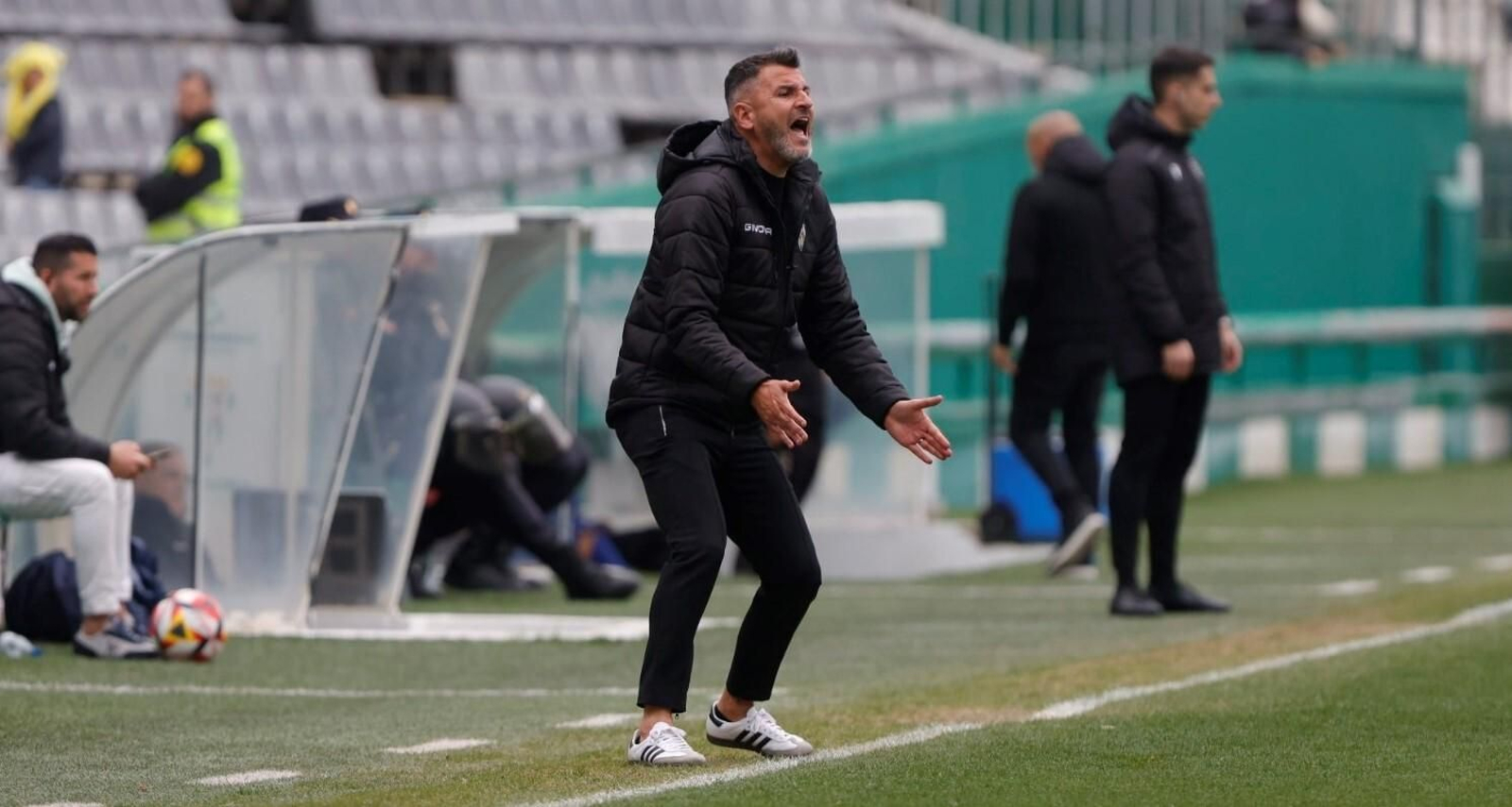 Iván Ania da instrucciones a sus jugadores en un momento del Córdoba CF - Melilla. Iván Ania da instrucciones a sus jugadores en un momento del Córdoba CF - Melilla.